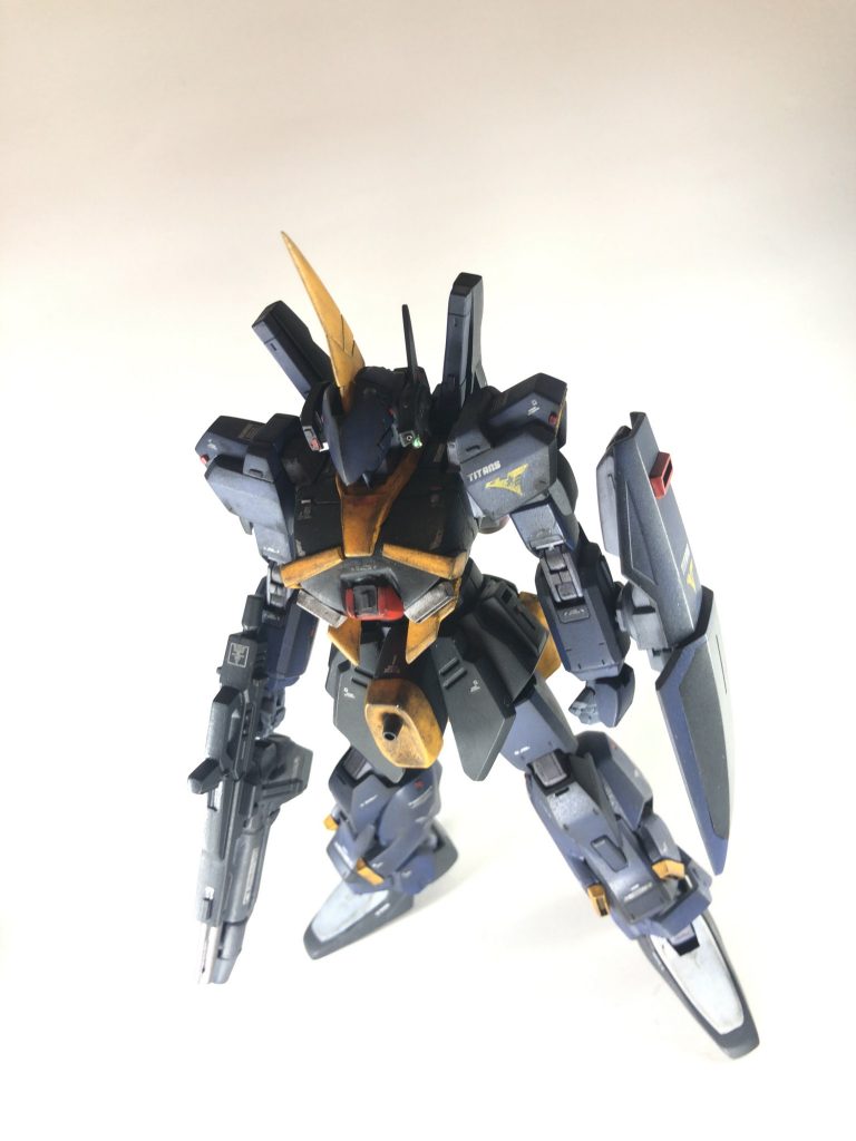 塗装は黒立ち上げで行いティターンズカラーがより、重厚感出る感じになりました( ´∀｀)
あと、パステルでシャドウとヴェザリングを施し、兵器として使用感を出しました(*^^*)