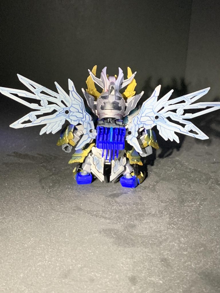 後ろ姿、羽は青で墨入れをしています。