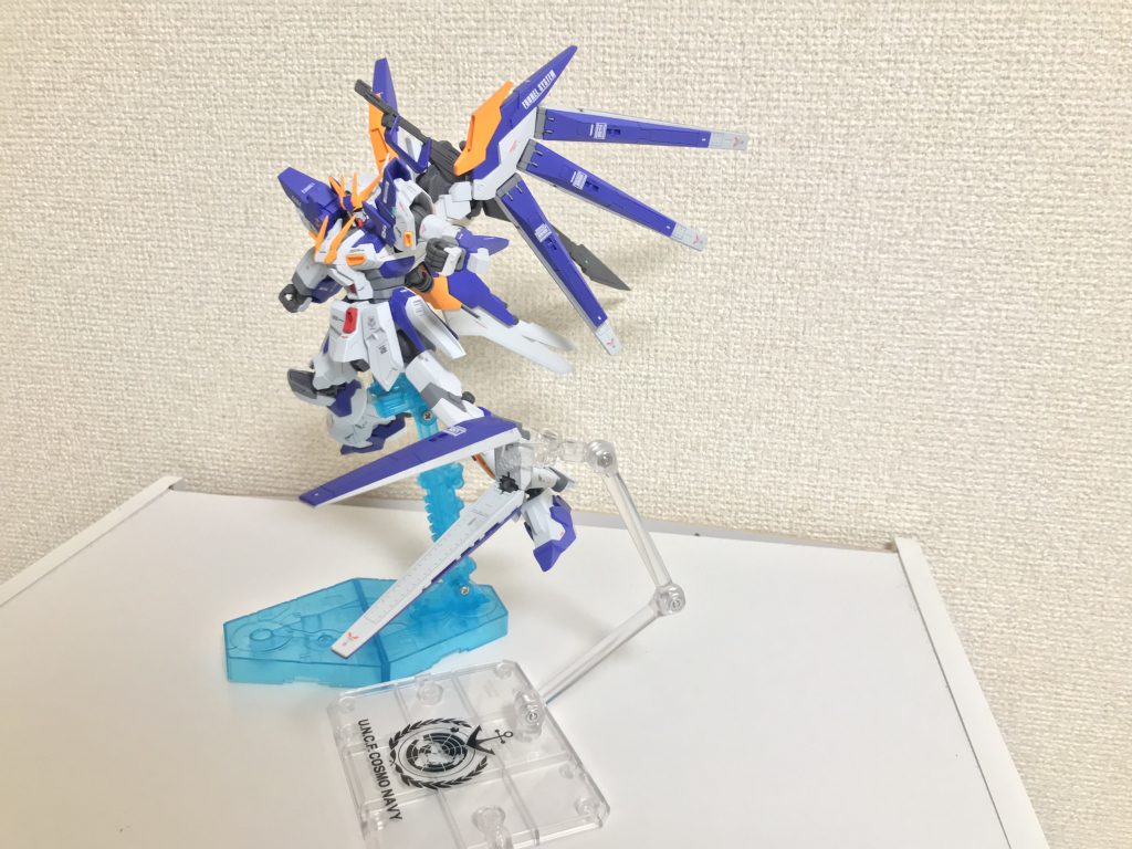 フィン・ファンネル。原型機から引き継がれた無線兵装であり、単射・照射によるオールレンジ攻撃に用いられる他、原型機同様ファンネル・バリアを貼ることも可能としている主力兵装。