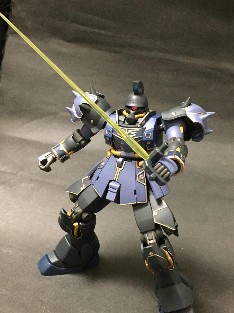 武装2
・ラウンドシールド/ビームサーベル
円形の大型実体盾を装備.シールド部分を炸裂ボルトを用いて排除すると近接用のビームサーベルが使用可能となる.