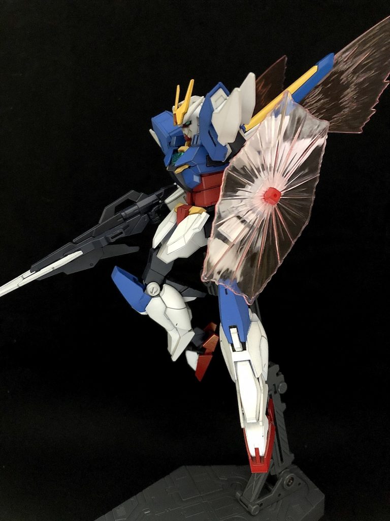 HG箱絵風。
ビームシールドっていいですね。
またアースリーの脚部アーマーはふくらはぎは細マッチョな印象でかっこいいですね。