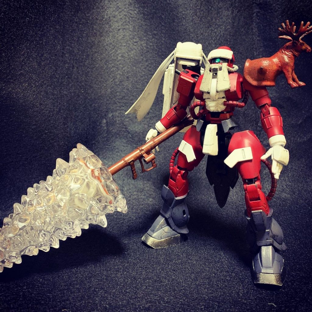 100均で売ってた光るツリーオブジェを見て、これだ！と思いました。光るツリーとザクのバズーカをくっつけてクリスマスツリーランスです。
めちゃくちゃ重いので実際には持てません。画面外で手で支えてます。