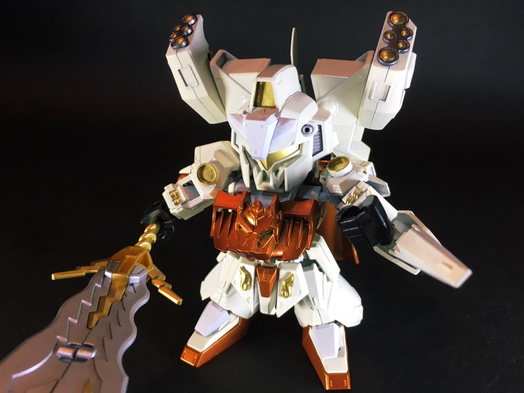 ~~~~~~~~~~~~~
SDガンダム三国伝リスペクトのオリジナル設定『春秋戦国伝』の八体目は、同時代随一のレジェンド武将・楽毅(がくき)をモチーフに製作しました。
演者は『機動戦士ガンダムUC』よりリゼルC型(ディフェンサーaユニット/ゼネラル・レビル配備機)。
コアユニットとして同艦搭載機仕様カラーリングを意識したリゼル型武将を配し、周囲にドゴス・ギア級大戦艦の威容をイメージした艤装を展開しています。
MS部・戦艦部合わせて「楽毅ゼネラル・レビル」という一人の武将であるとの設定です。
(「楽毅リゼル」よりも前者の名を冠した方が大将軍感が出て良いと思ったためこのように命名しました。)