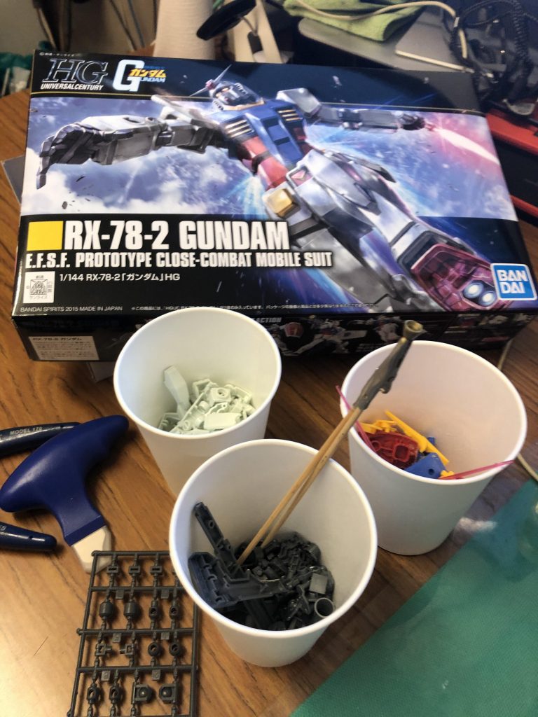 ランナー少ないのでパーツぜんぎり
で作りました。   パーツすっ飛ばしました笑