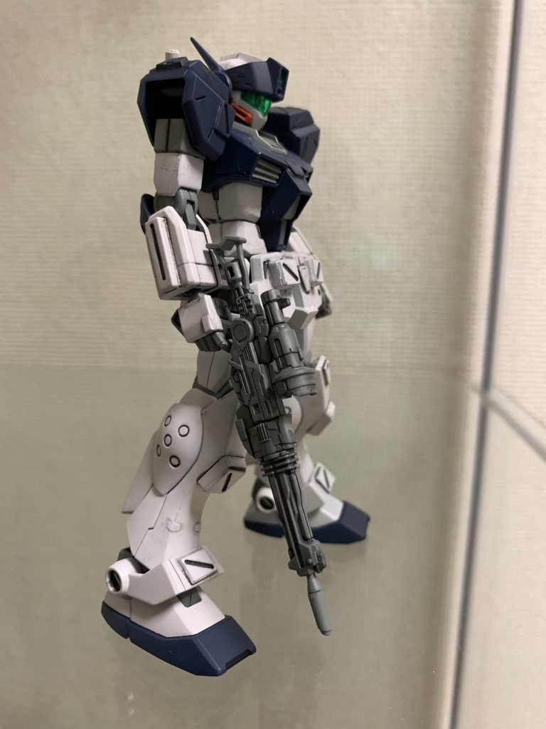 武装はジムジムウェポンのビームライフルを使用しています。写っていませんがライフルのレンズはHアイズを使用。
腕にもピクシーのパーツを貼り付けています。