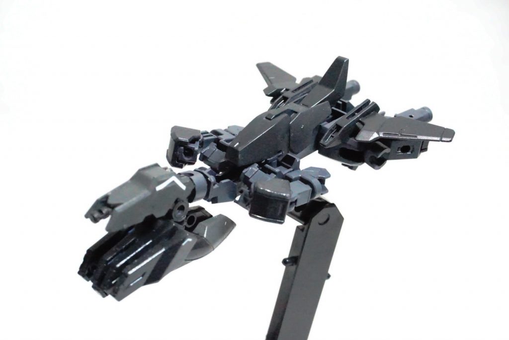 ちなみにアーマー分離したビーストの方は飛行形態になって離脱
口の中には最低限のライフルが付いてます
元はアースリィアーマーのフレーム使ってます