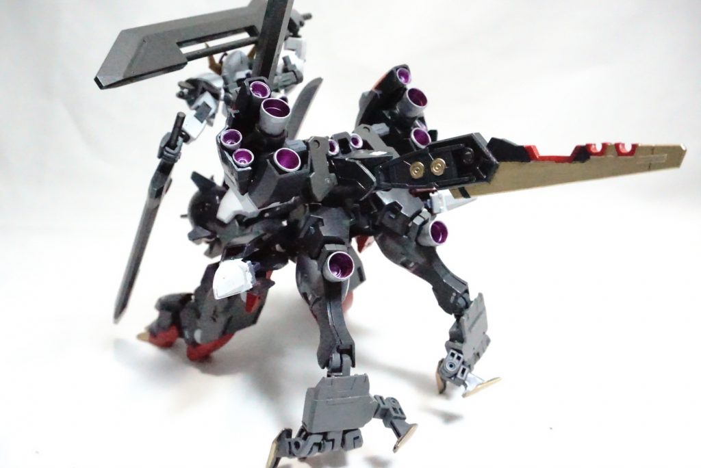 腰のブースターにより高速で駆け回ります