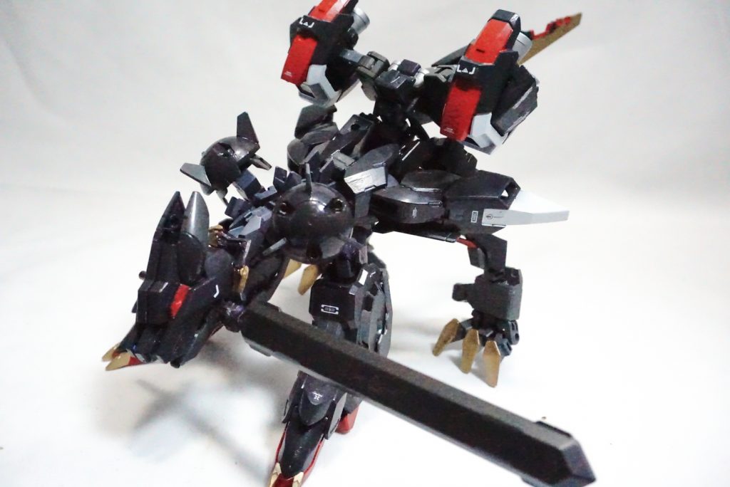 肩のソードメイスを口に咥えて斬りつけつつ駆け抜けたり