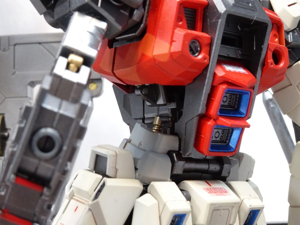 背面スラスターをクリアブルーにしてちょっとしたアクセントにしています。