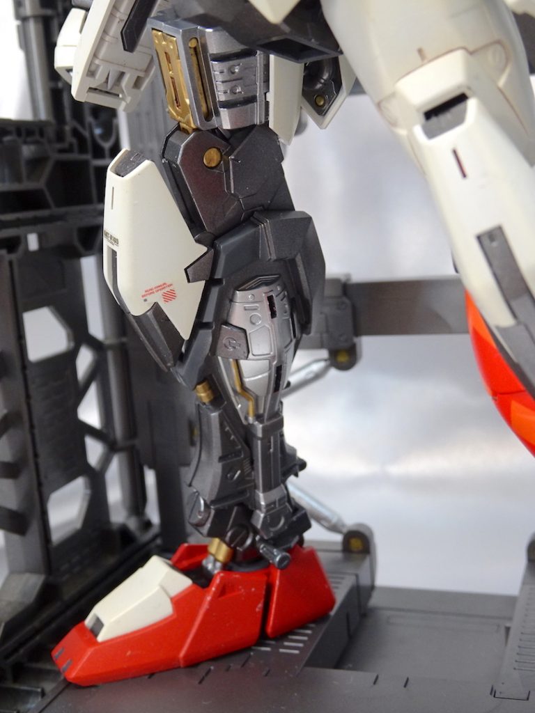 フレーム類は複数色で塗り分けるだけでとても見栄えがしますね・・・外装つけるのもったいなくなります。