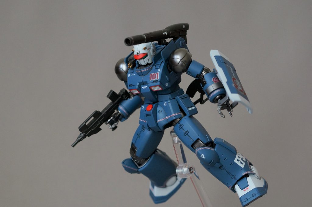 関節部のみメタリックにしてあとはつや消し仕上げにしています。頭部と肩のバルカンは金属パーツに差し替えました。