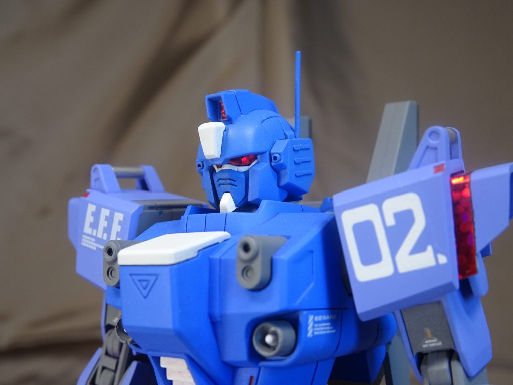頭部はガンダム丸出し過ぎるのも面白くないので、3号機との差別化のためにV字アンテナの切り落としやツインアイの削り落としでゴーグル風にしてガンダム成分を和らげました。