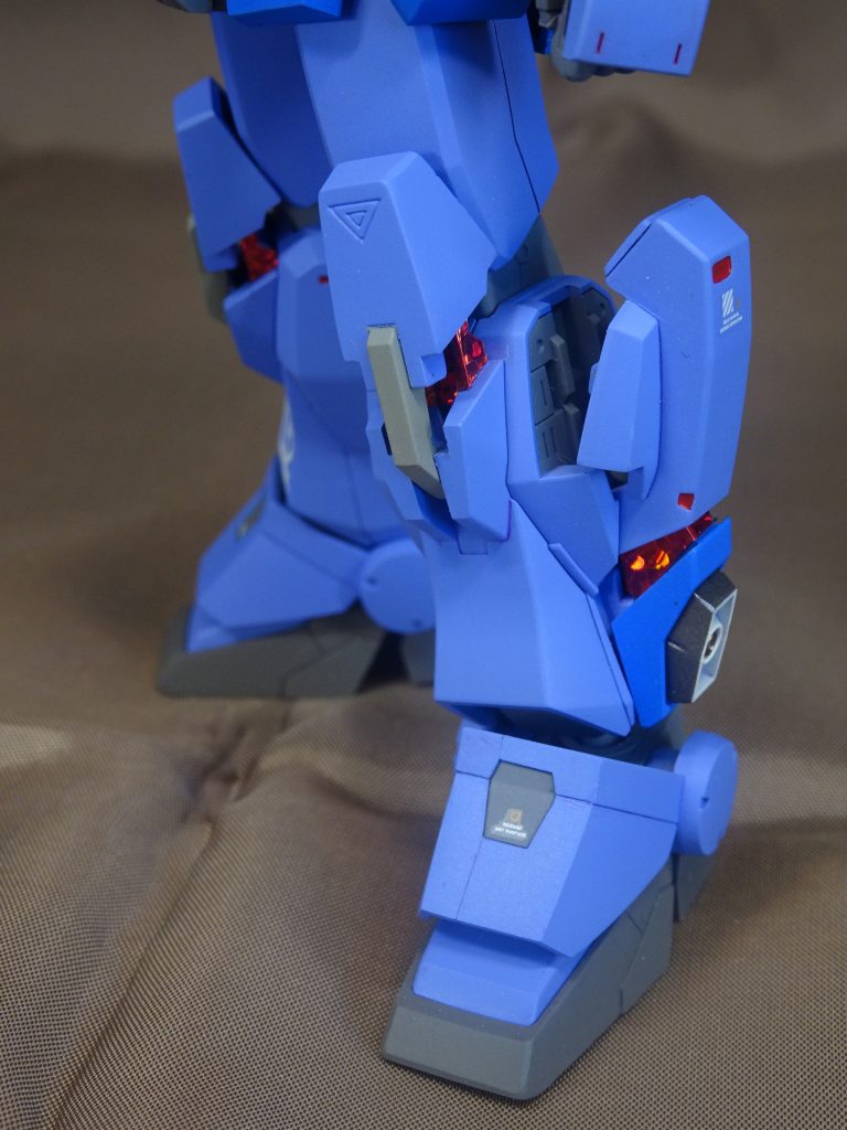 EXAM版で追加された強制冷却機構ギミックは内部にラピーテープを貼ってサイコフレーム風のアクセントにしました。
なお、見ての通り合わせ目は豪快にそのままです(笑)。