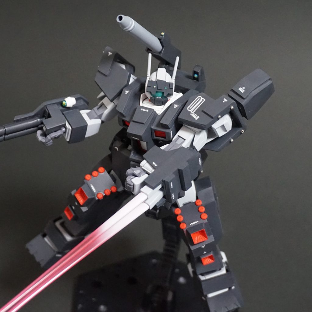 ダブルビームサーベルを構えて