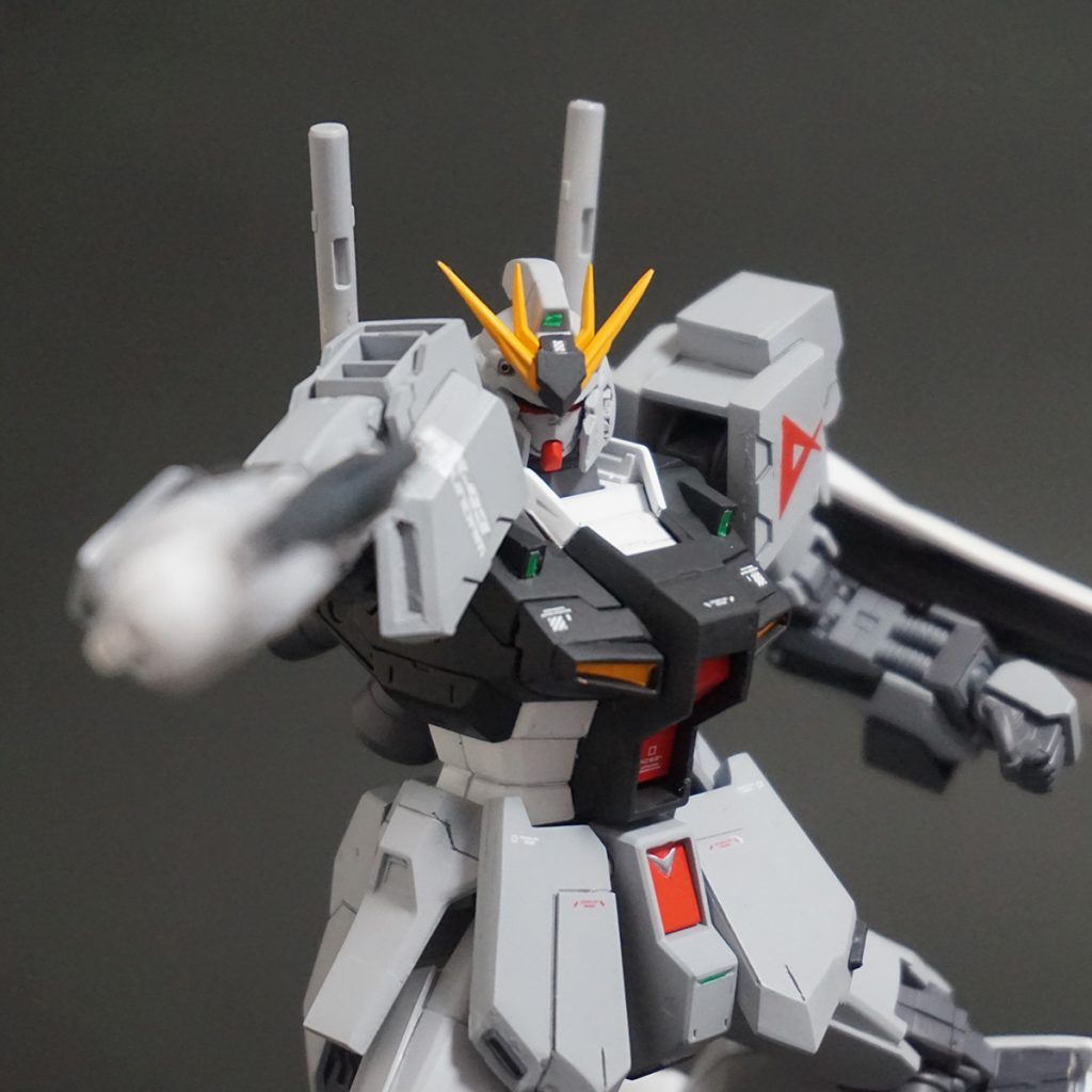 ビームライフルを構えて