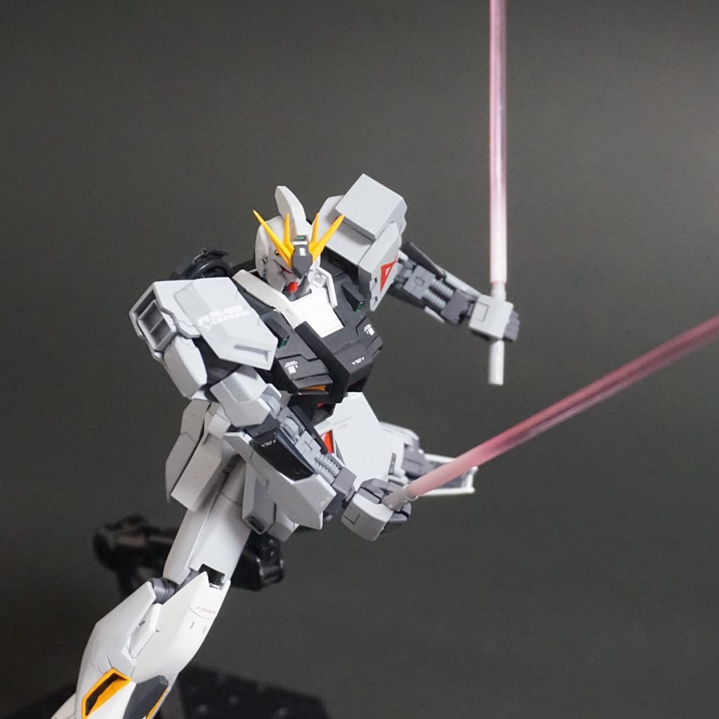 ビームサーベルを構えて