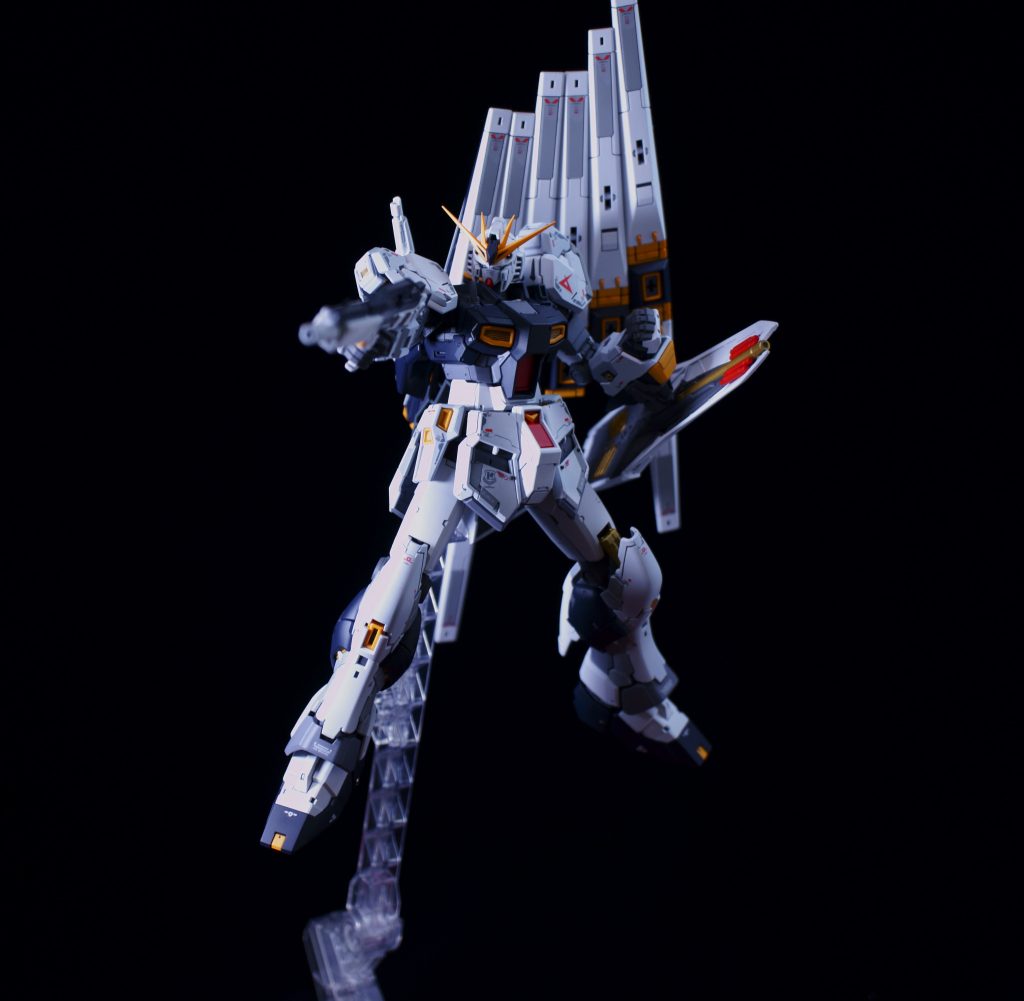 白い機体には黒背景も効果的!