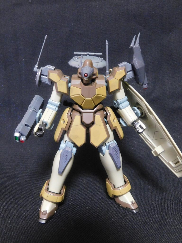 一部カラーをマグアナックスナイパー仕様機と同様、分隊仕様ということでアクリジョン塗料のダークイエローに塗装しています。

頭部はビルダーズパーツのブースターのものをかぶせ、目には100均で売っているネイル用のビーズを使用しました。
手持ち？のカメラガンはキャンペーン品のミサイルランチャー・パイルバンカーを改修（といっても色々つけただけですが）しています。
膝の追加装甲は鉄血オプションのギャラルホルンモビルワーカーのパーツを使用しました。