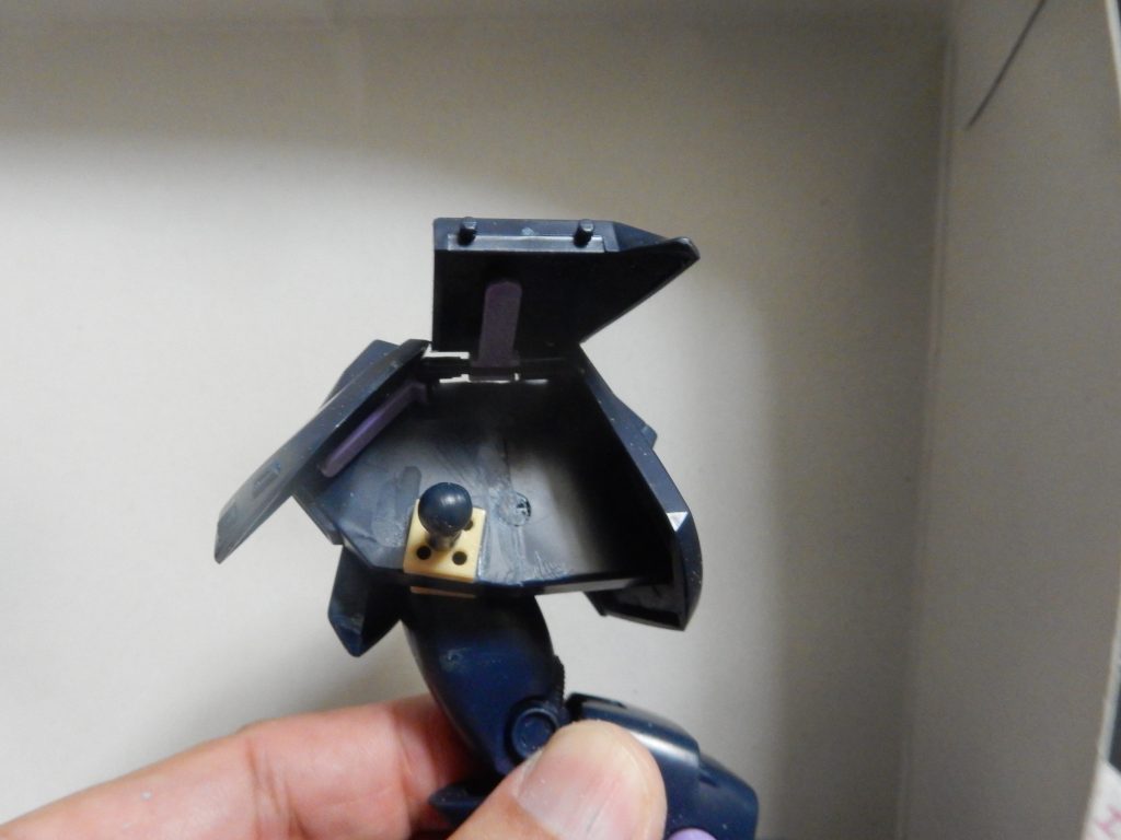 股間軸は下に前に。丸い跡が元の位置