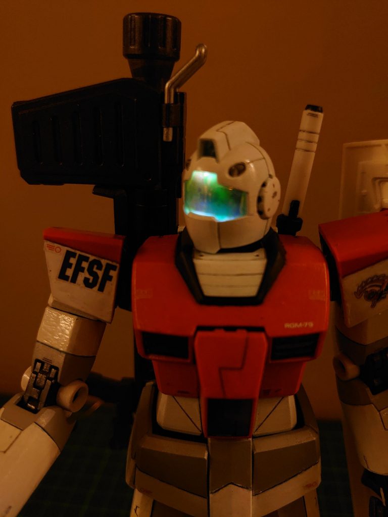 電飾。頭部に白色LED仕込みました。内部の上下に切り込みを入れ、上下が光るように演出してます。下だけでも良かったかも…