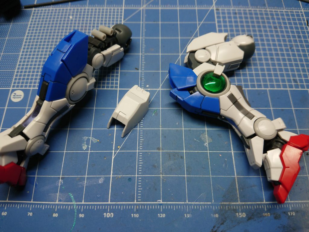 プラ棒とスプリングで太股装甲の内側を接着することでMSジョイントを利用した可動ギミックが可能になっています
かなりゴリ押しです