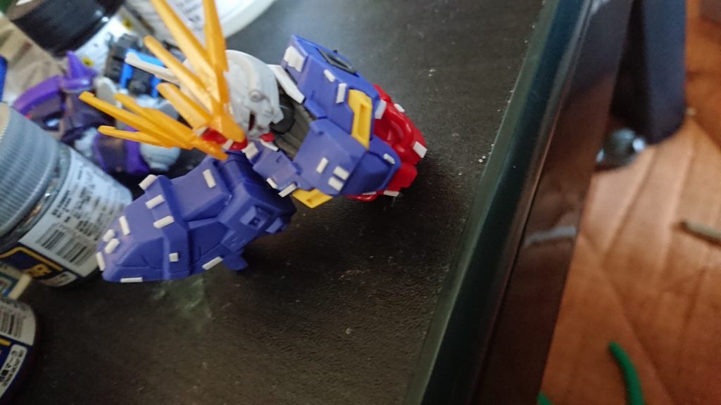 全くの計画も無くプラ板をペタペタと張り付けました。