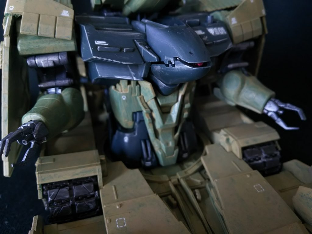 エッジに綿棒でガンダムマーカーのメタリックシルバーを刷り込みました。