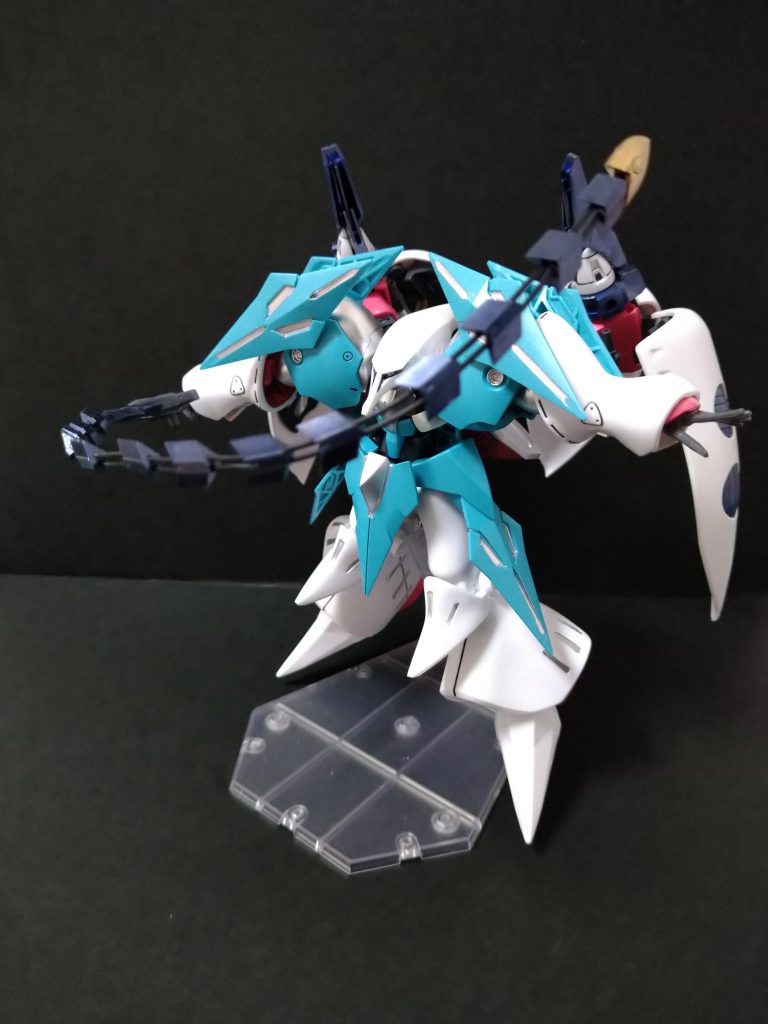 武器は鞭剣、腕内蔵ビームガン、ファンネル、ファングです