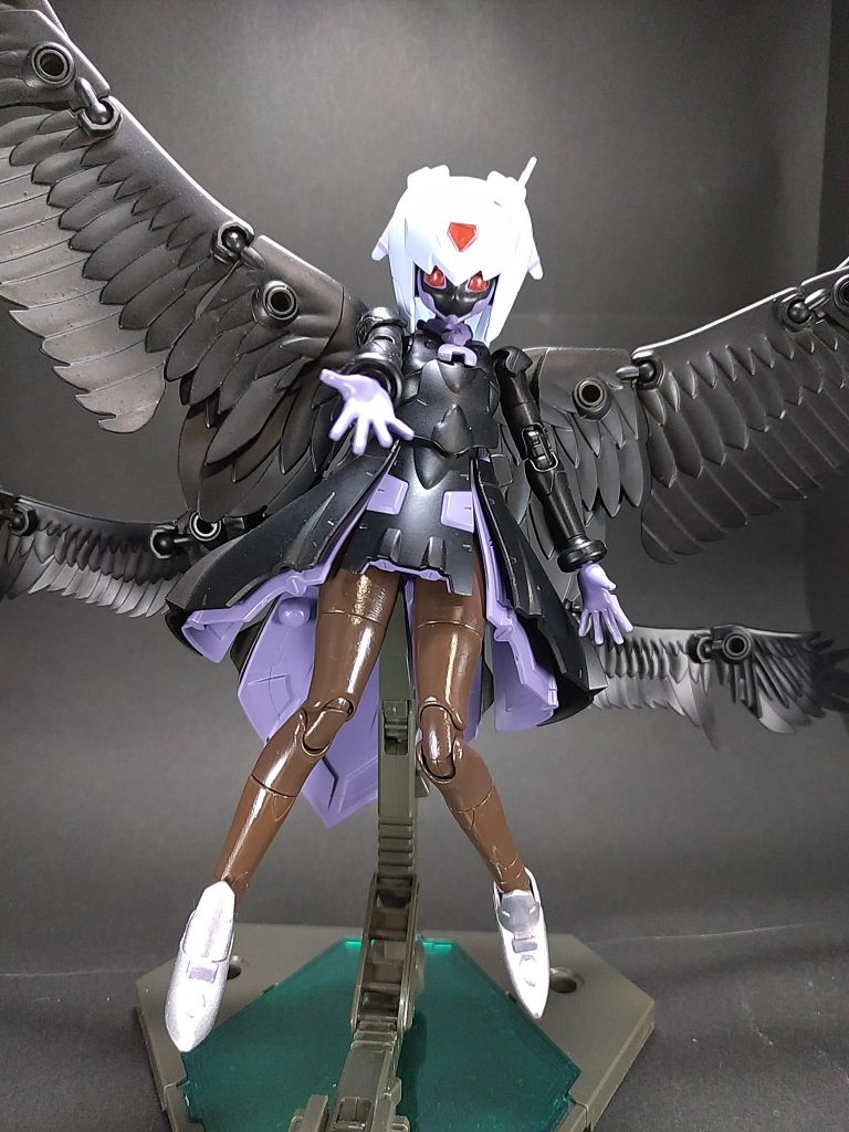 黒サラちゃんは白いパーツを黒に、瞳とセンサーは赤。脚はストッキングをイメージして、ブラウン。靴はシルバーで塗装しました。髪とスカート内側等の紫のパーツは成形色のままです。