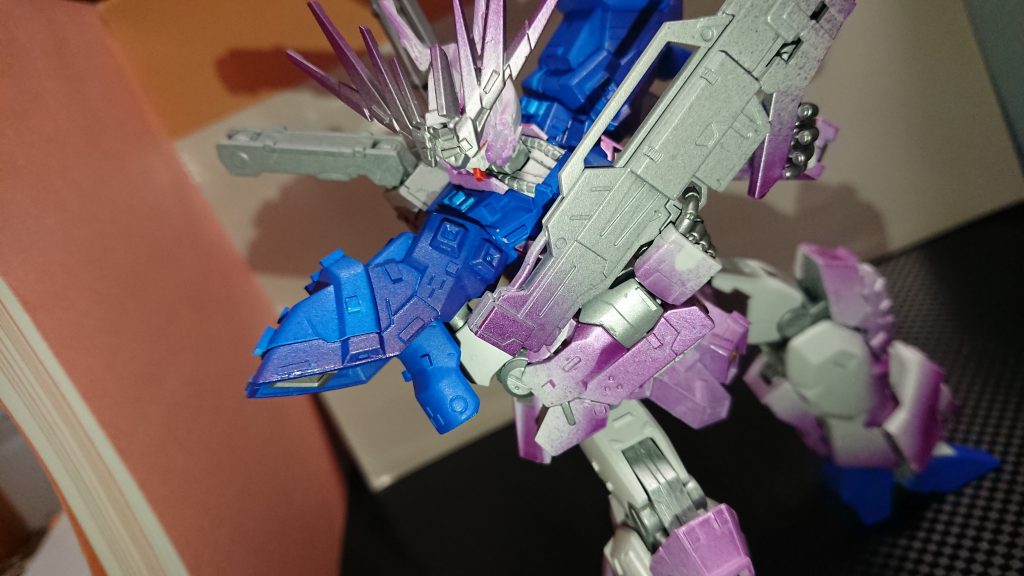 銃も少し改造、両手持ちが映えるようにしました。