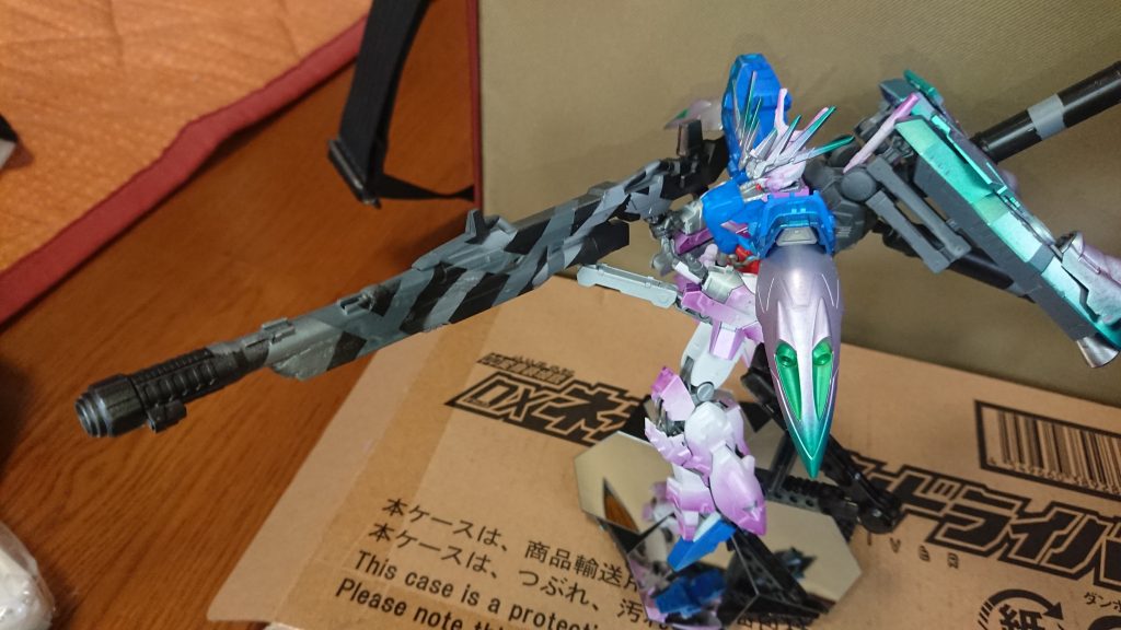 大型のライフルに関しては増設した腕の延長アームによってエネルギーの充填を行います。