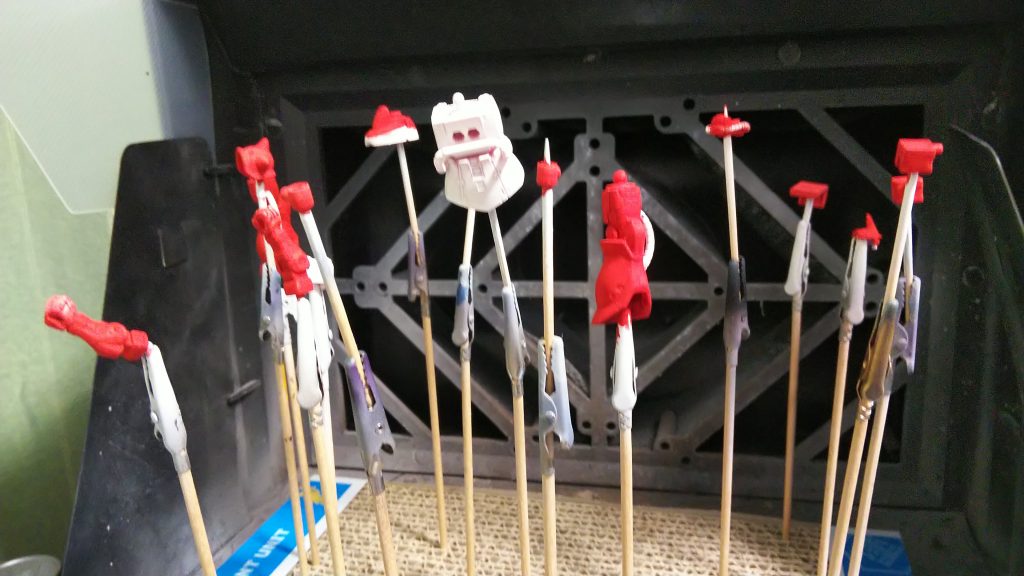 白サフ吹いて
水溶きアクリル筆塗り中