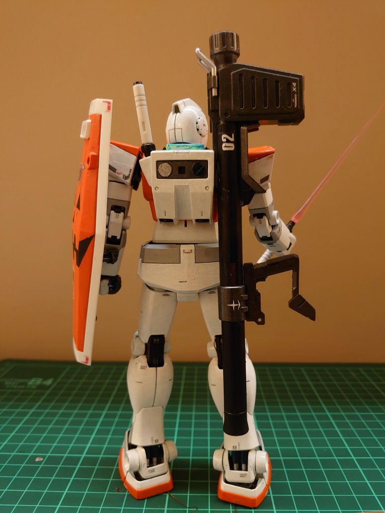 後ろ。足首のシリンダーが見えるようにパーツをカットしています。ハイバズ背負えるようにバックパック改造、バズーカ側とバックパック側に、ネオジム磁石を仕込んでいます。