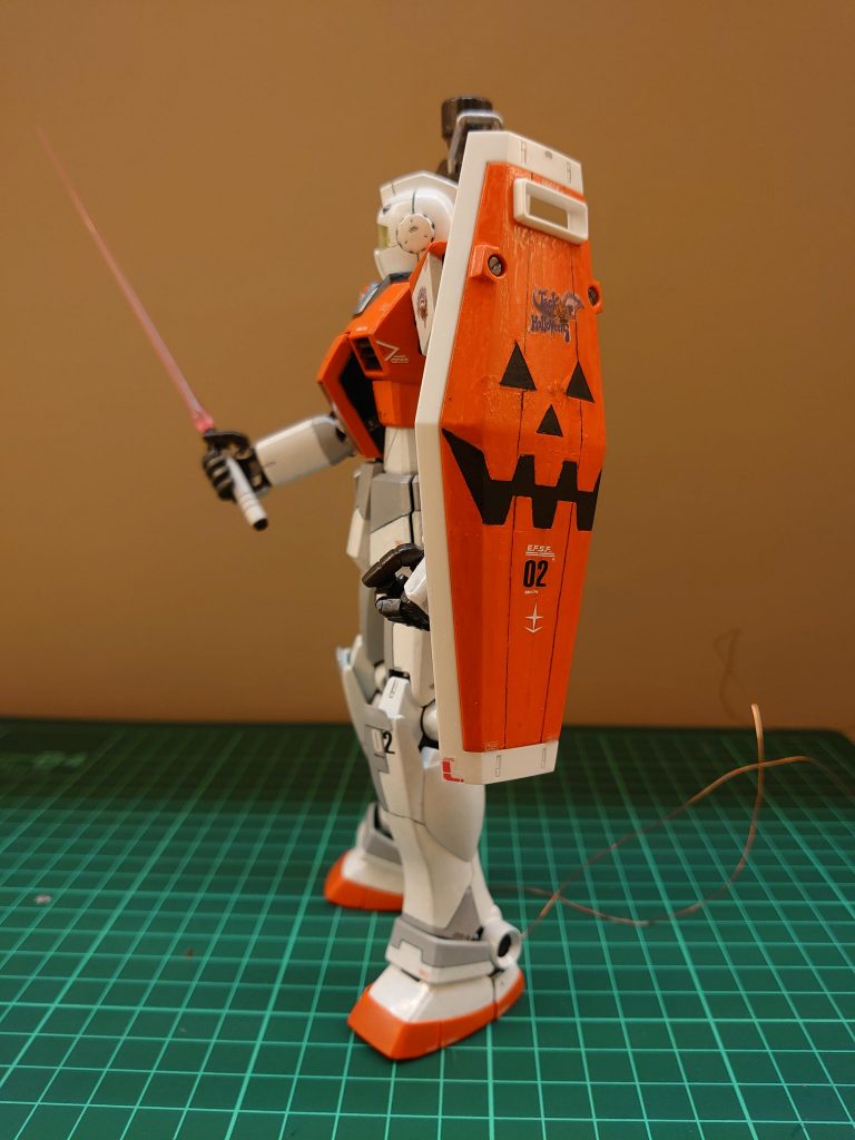 左側。シールドはふざけてみました。十字用の溝は0.4mmのプラ板で埋めました。塗装は全部筆。いつまで経ってもヘタクソ過ぎます… 難しい。