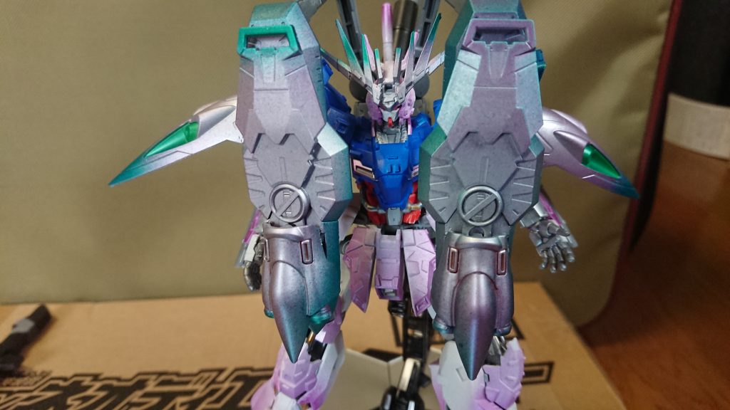 先ず、背中のサイコプレート設置部をシールド兼スラスターとしました。
Iフィールドもあり、ビーム兵器には対応可能です。