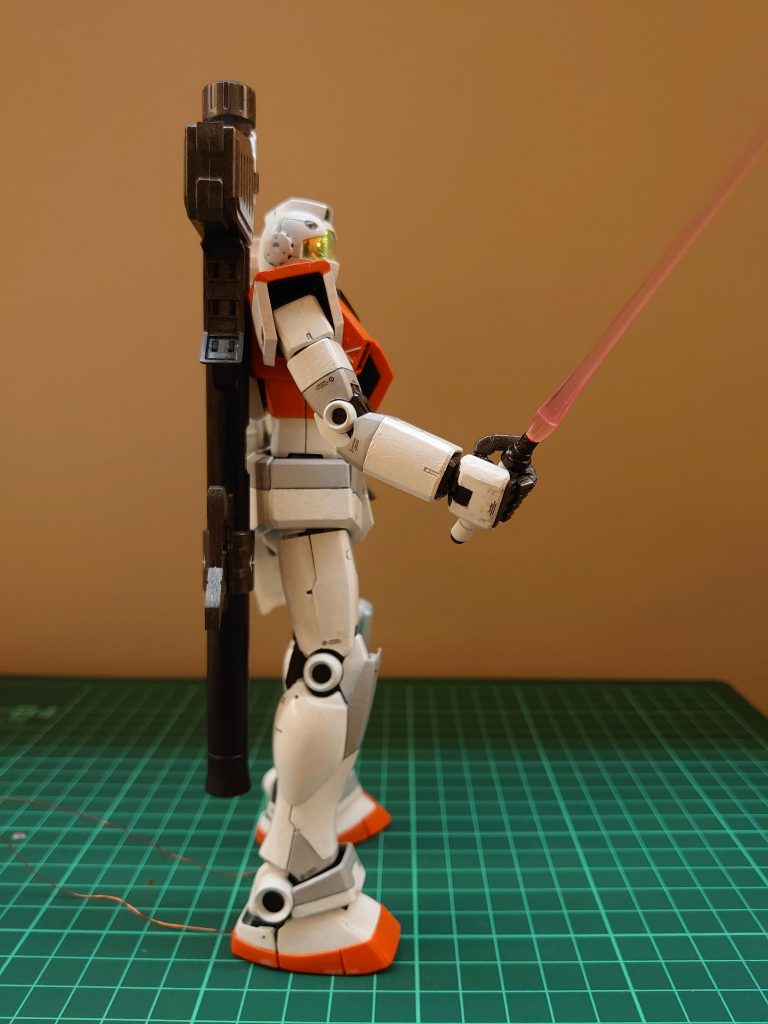 右側。肘、膝、足首の丸いやつはドリルでくりぬきました。正面膝はプラ板で数ミリ上に伸ばしてます。