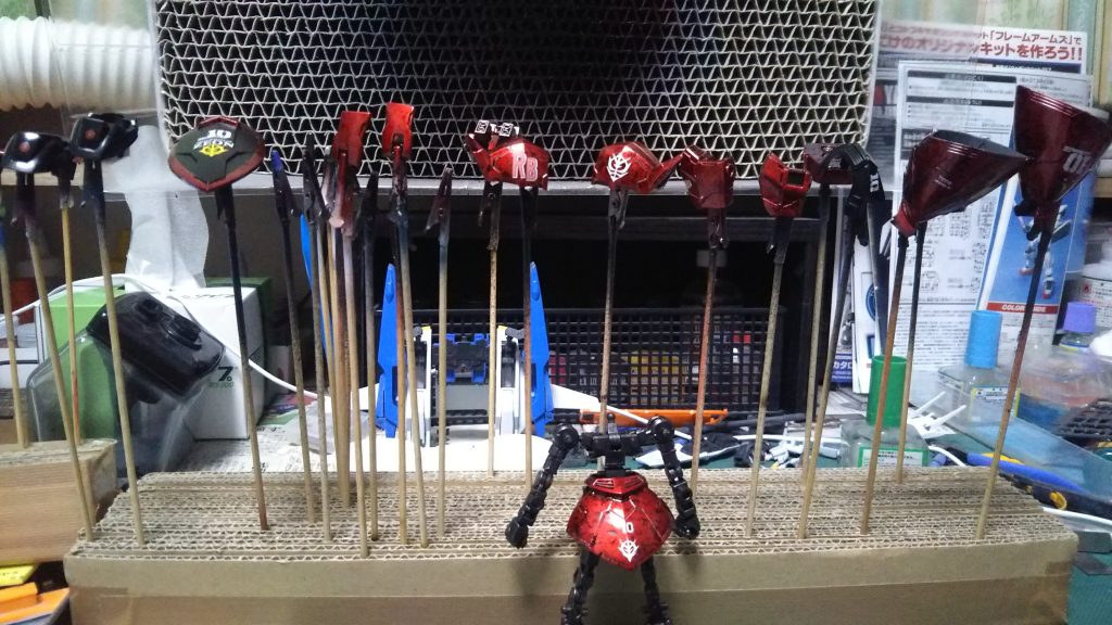 デカール貼り。その後艶ありクリアーでコート、装甲裏と足裏等エナメル塗料拭き取りをしてます。