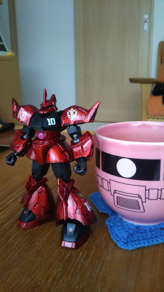 組み上げ。コックピットのピンクも塗り完成？手は黒かったか？と思い直して銀にクリアレッド。