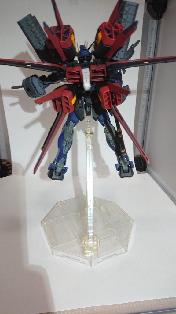 ジャンクのRMエールストライカーからブースター部分を移植してます。よって、よく見ると上のブースターと下のブースターは細部が異なっております。