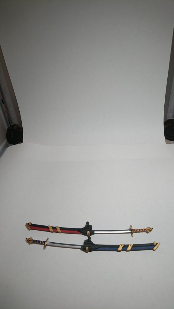 ビルダーズパーツのMSランチャーの日本刀を塗装しただけです。赤と青なので、なんとなくSAKE(鮭)とSABA(鯖)と名付けました。