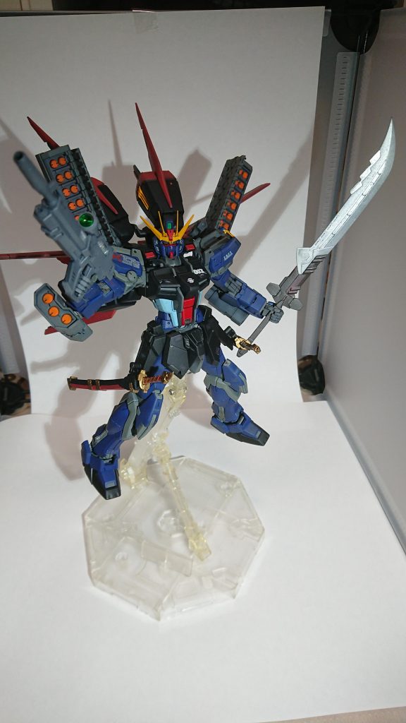 ミサイルポッドは上記のMSランチャーとコトブキヤのグライフェン拡張パーツを塗装しました。細長ミサイルポッドはそのままでは装着出来ないので、同じくコトブキヤのモデリングサポートグッズ、メカサプライを使ってます。