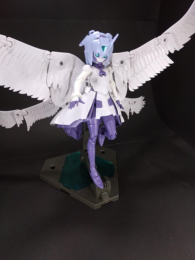 白サラちゃんはほぼ素組み。瞳の周りと髪飾りの紫のラインを筆塗りと、リアルタッチマーカーで墨入れ。