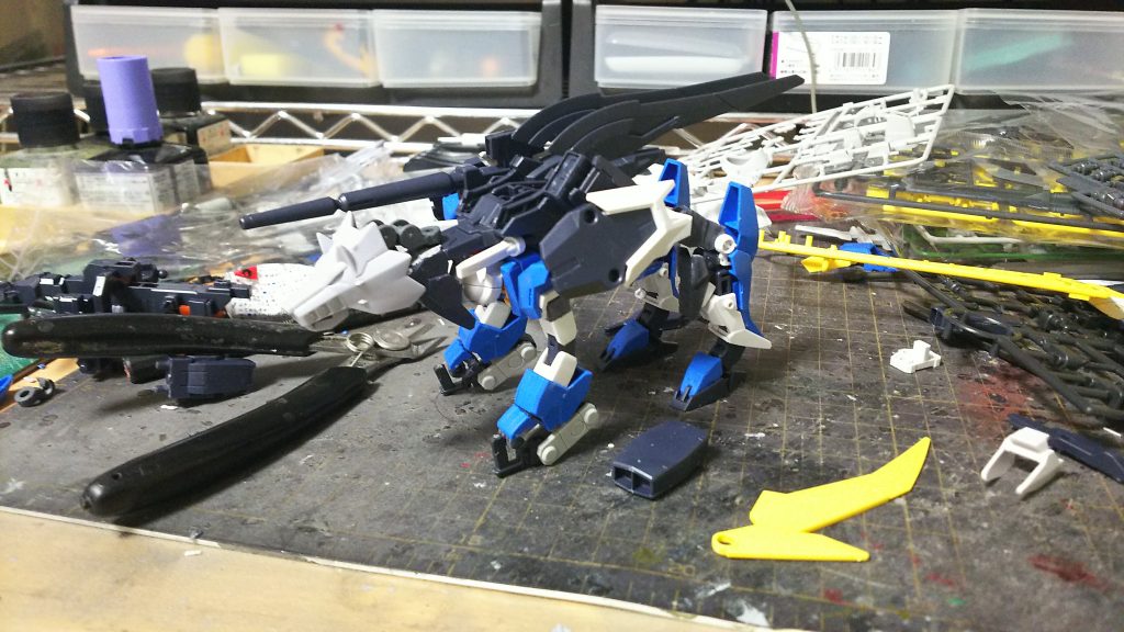 顔はジーエンアルトロンの狼部分、他も爪とか尻尾にも使わせてもらっています、背部の武器はヴィートルウエポンとマーズウエポンが残ってたのでそれを加工しています