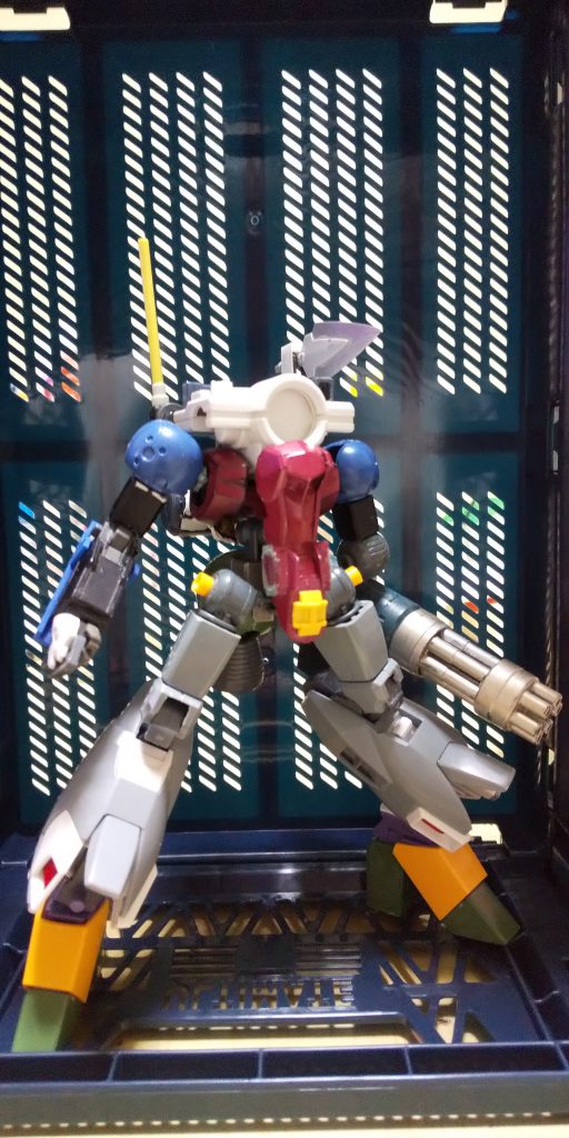 本来は右上の射出ブレードとしてのパーツがあったのですが、神隠しにあいました。