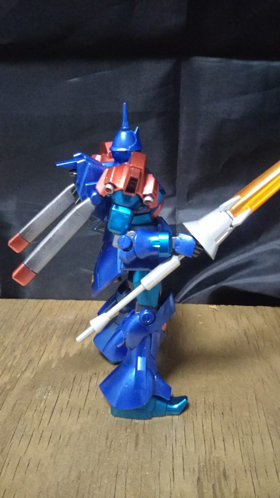 右より。長物の武器のお陰で前後の幅が。