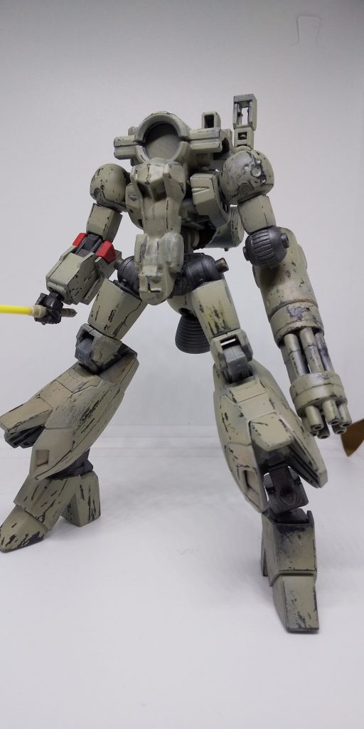 下地に黒→シリコンバリアー→オリーブドラブ＋白の混色。
そしてテンションあげて削ってたら少し削りすぎましたね。

武器は左腕ガトリングとスタンスティックの２つとなります。