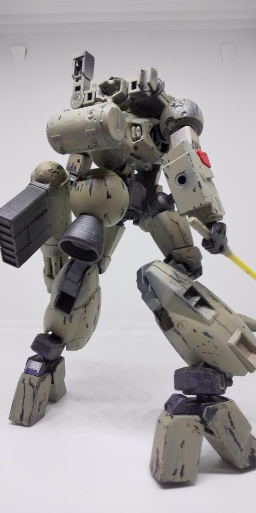 形にした後に付与した脳内設定では、国家の転覆を狙う決起集会の場などに赴き鎮圧する為のロボット。と言うことに。

頭が無く、腰の可動が死んでいるのでポーズがすっごく取りづらいです。