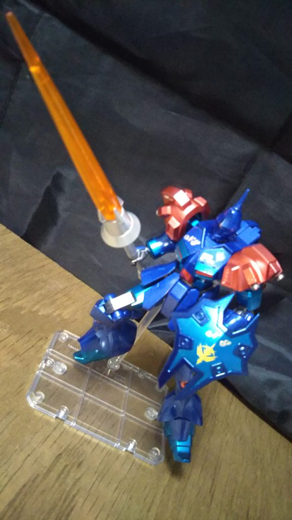 突撃。盾を前に構え突撃。