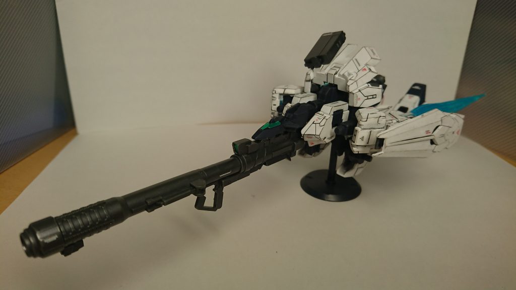 土台にユニコーンの各部を取り付けられるようにするのに苦労しました。上に付いてる腰パーツはそのまま付かなかったので、土台?を一段上に延長してます。