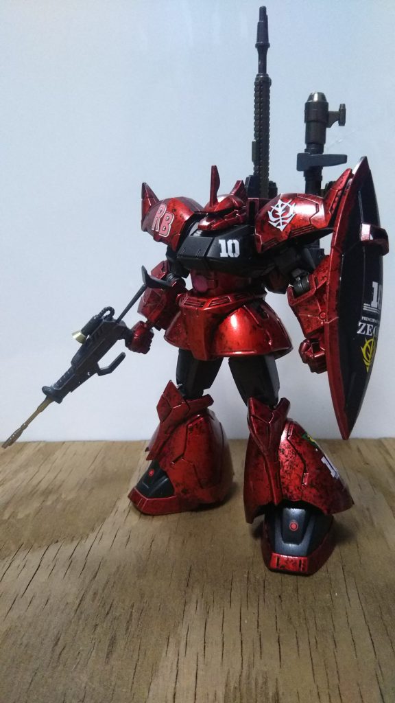 左前より。結局昔のＧフレームゲルググは見つからず、旧キットのジョニーゲルググのビームライフルを加工しました。